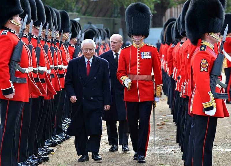 President of Singapore inspects the Guard of Honour